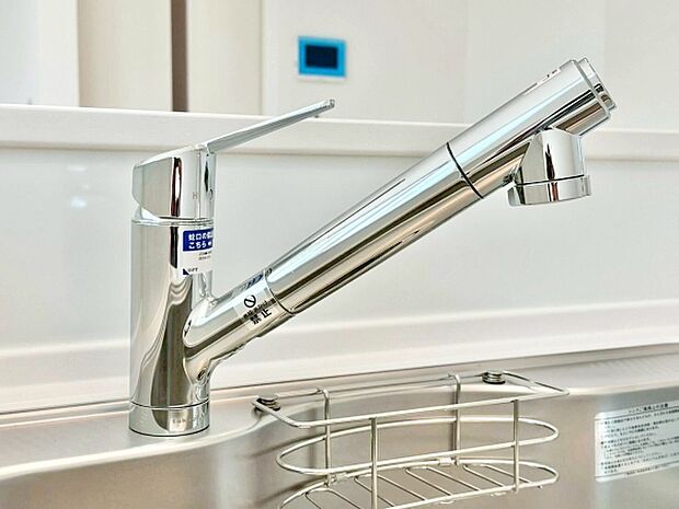 キッチンの水栓はシンプルで洗練されたデザインです。シルバーの質感が清潔感を演出しています。全体的に使いやすい形状が特徴的です。調理や片付けがしやすい空間を演出します。