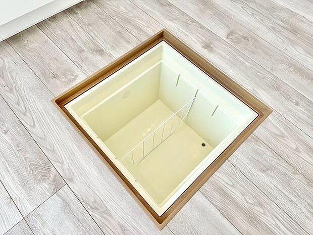 キッチン床下収納が設けられており調味料や保存食品などの整理に便利です。すっきりとした床でお手入れもしやすい印象です。十分な収納スペースが確保されています。日々の整理整頓に役立ちます。