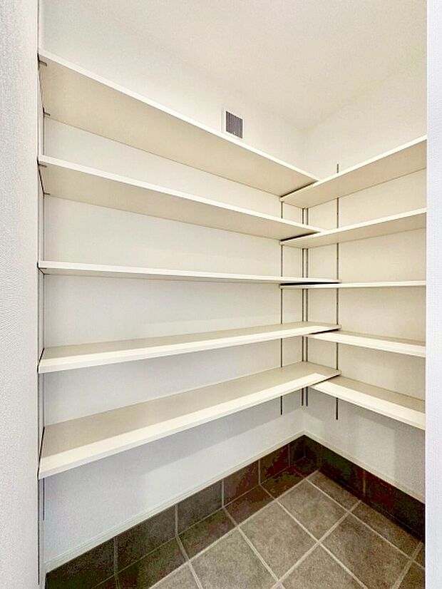 シンプルなデザインで見渡しやすい棚が壁面に広がっています。スペースにゆとりがあり収納力にも期待できます。飾り棚としても活用しやすい造りです。床にはお手入れしやすいタイルが採用されています。