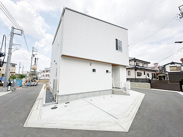 建物に寄り添った駐車スペースが配置されています。住宅の外観に調和したシンプルなデザインです。道路との接道も広く車の出し入れがしやすそうです。コンクリート舗装でメンテナンスも手軽です。