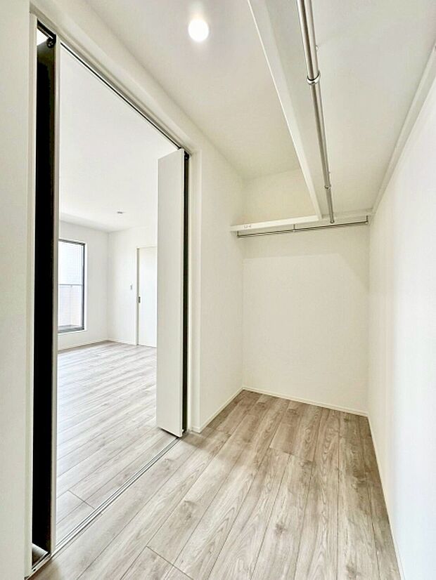 室内は明るい色調でまとめられており広がりを感じる空間です。スライドドアで仕切られているため使い勝手も良好です。ハンガーパイプが設置されており収納としても便利に利用できます。