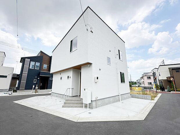明るい外観が印象的な新築住宅です。角地に位置し日当たりにも配慮された設計です。前面にはゆとりのあるスペースが広がっています。スタイリッシュな白いデザインが特徴です。