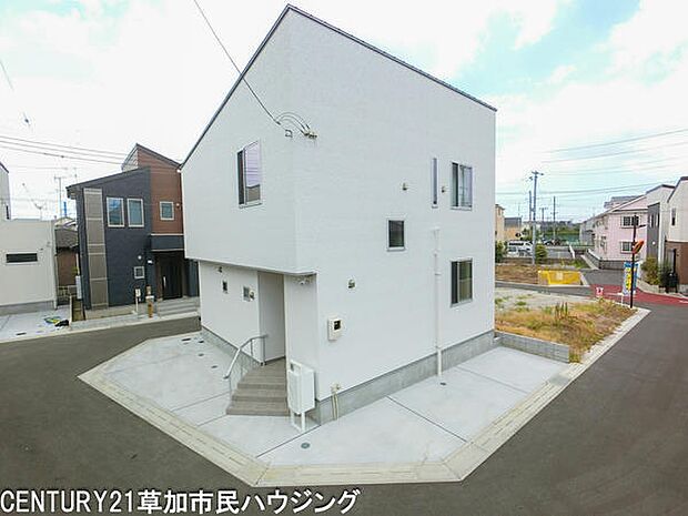 防犯カメラ完備で、家の周囲や駐車場などをしっかり見守り。安心感のある生活空間で、家族みんなが安心して過ごせる設計です。