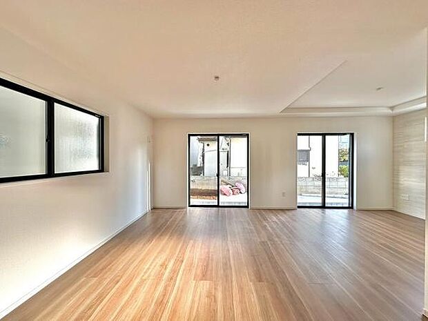 大きな窓から自然光がたっぷり入るリビングです。開放的な空間が広がり使い勝手の良いレイアウトが可能です。木目調のフローリングが落ち着いた雰囲気を演出しています。