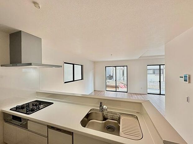 開放感のあるリビングは広々とした空間が魅力的です。大きな窓からはたっぷりと自然光が差し込み明るい雰囲気が感じられます。シンプルで洗練されたデザインが特徴的です。室内の動線が良く使いやすい間取りです。