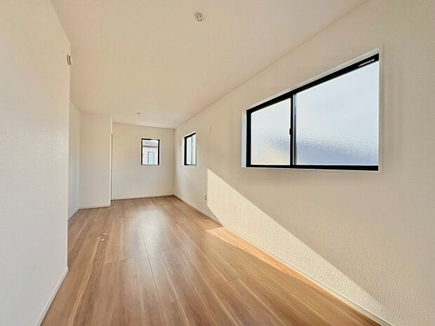 明るい光が差し込む洋室です。シンプルな内装が空間をすっきりと見せてくれます。長方形の間取りがレイアウトしやすい印象です。床材の木目が室内に温かみをプラスしています。2面採光で室内に開放感があります。