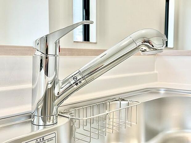 浄水器一体型水栓で、料理や飲み水も安心して使えます。シンプル操作で使いやすく、家事や調理の時間も快適にサポートします。