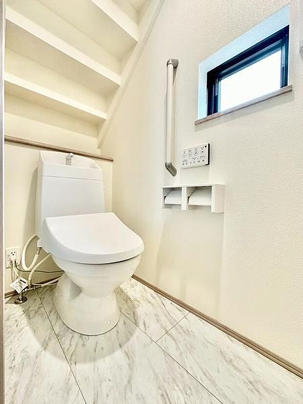 トイレは棚を完備し、トイレットペーパーや掃除道具などをすっきり収納可能。清潔感のある空間で、家族みんなが快適に使える設計です。