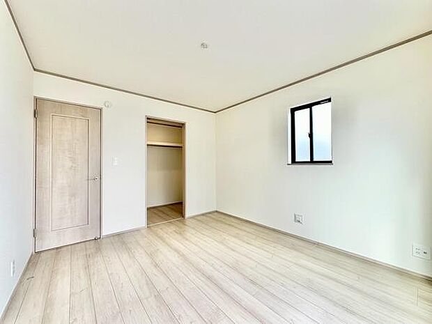 7帖の洋室に併設されたウォークインクローゼットは大容量で、季節物や衣類もまとめて収納可能。暮らしやすさを考えた便利な空間です。