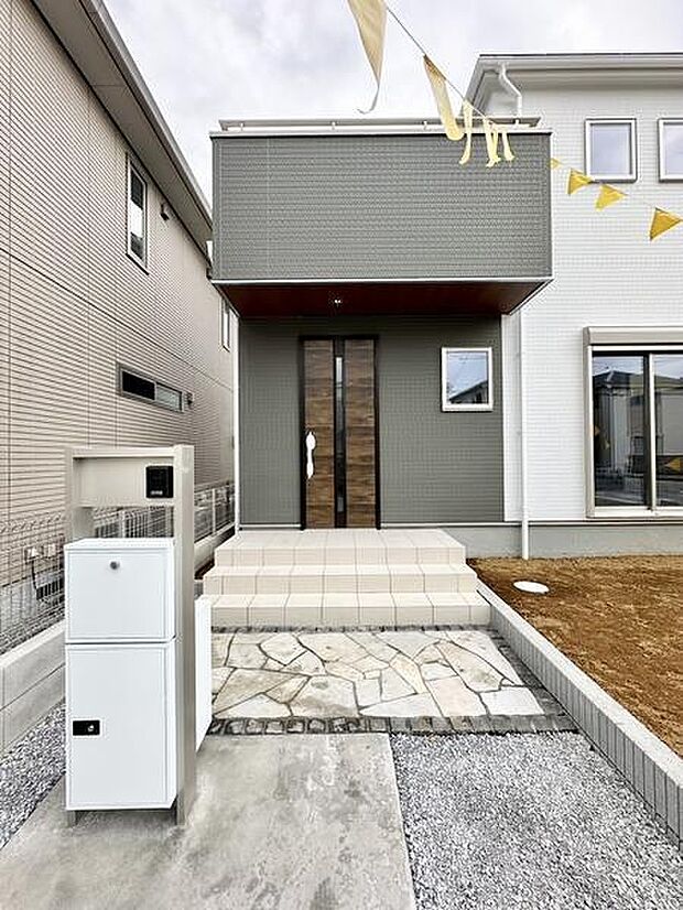 ゆったりとした前面スペースが魅力の外観です。シンプルなデザインが印象的な住宅となっています。周囲との調和も感じられる住まいです。建物全体がすっきりとした印象を演出しています。