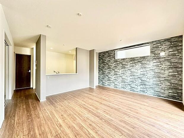 (LDK18.25帖)アクセントウォールが空間に洗練された雰囲気を与えています。広々とした室内は様々なレイアウトに対応可能です。