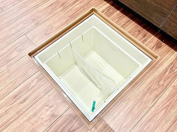 床下に収納スペースが設けられており生活空間を無駄なく活用できます。しっかりとしたフタ付きで安心して収納いただけます。キッチン周辺の整理に便利な仕様です。清潔感のある内装も特長です。