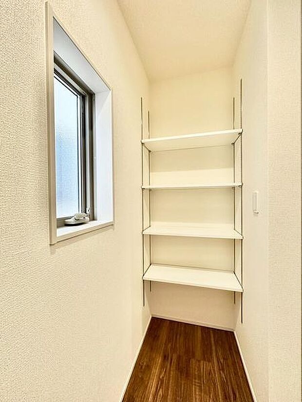 キッチン横に便利なパントリーを完備。日用品や食品の収納に活躍し、すっきり片付いた快適なキッチン空間を実現します。