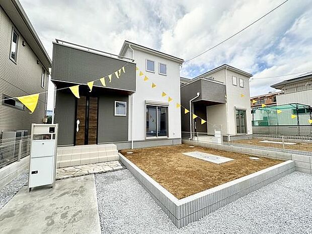 広々とした50坪超の敷地に、並列で2台の駐車が可能(車種によります)。ゆとりある外構スペースで庭やガーデニングも楽しめる、家族に嬉しい住まいです。