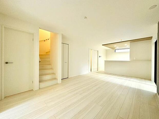 【17.5帖LDK】リビングは明るい色合いのフローリングが特徴です。大きな窓からたっぷりと自然光が差し込みます。シンプルな内装でお好みの家具が合わせやすい空間となっています。