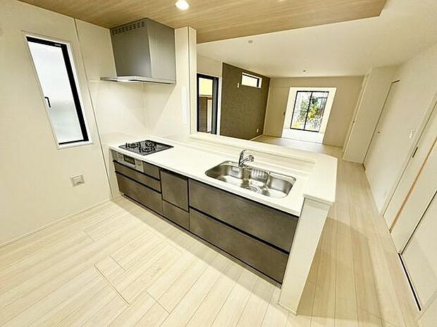 明るく広々としたキッチンは料理をしながら会話も楽しめるレイアウトです。シンプルなデザインが空間に開放感を与えます。