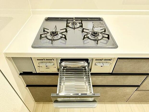 3口コンロは、同時に3つの調理ができるため、毎日の料理がより効率的になります。ゆったりスペース設計で大きめの鍋やフライパンも使いやすいです。