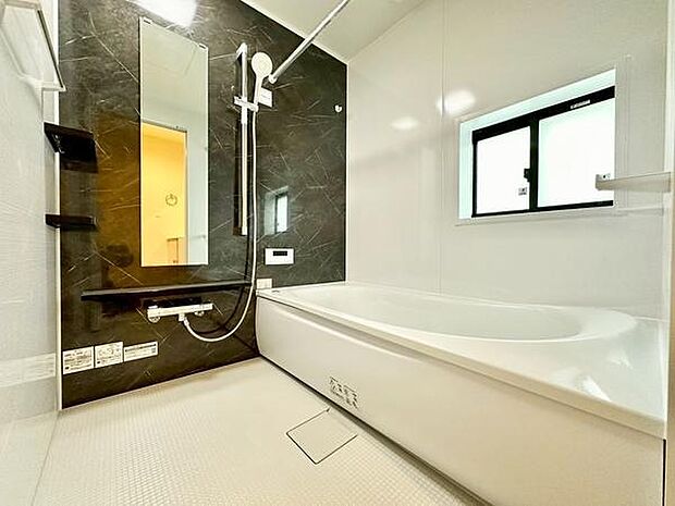 広々としたバスルームで1日の疲れをしっかりと癒やすことができます。ランドリーパイプ設置済みで雨の日のお洗濯も安心です!