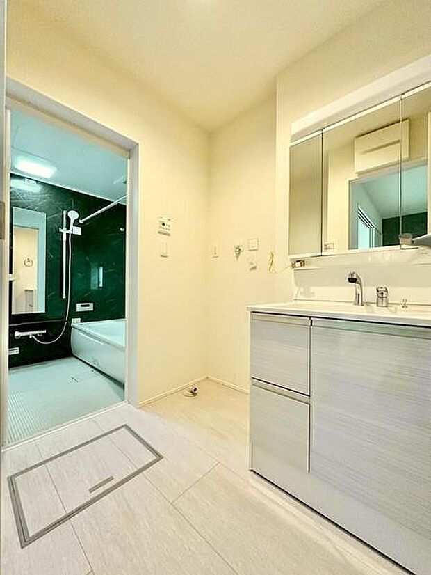 広々とした洗面台が快適な使い心地を提供します。シンプルなデザインがお部屋全体に清潔感をもたらします。