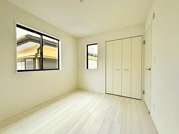 【5.25帖】シンプルな内装が印象的なリビングです。二面に窓があり室内が明るく開放的な空間となっています。ホワイトと木目のコントラストが落ち着いた雰囲気を演出しています。