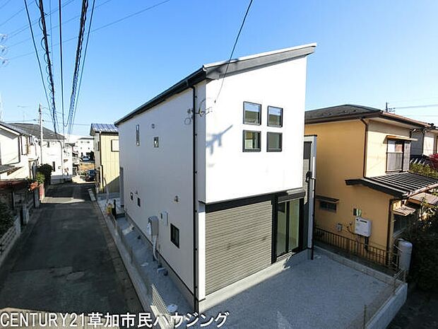 角地ならではの開放感が魅力の住まい。陽当り・通風ともに良好で、心地よい暮らしが叶います。明るく家族の団らんを快適に過ごせる空間です。