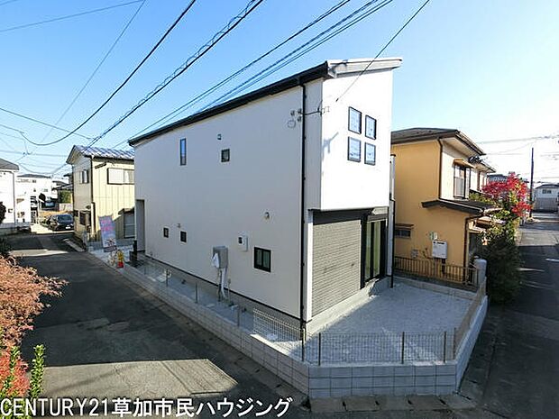 温かみのある、白とグレーの美しい外観。柔らかな白が空間を明るく照らし、グレーが落ち着きと重厚感を加えます。