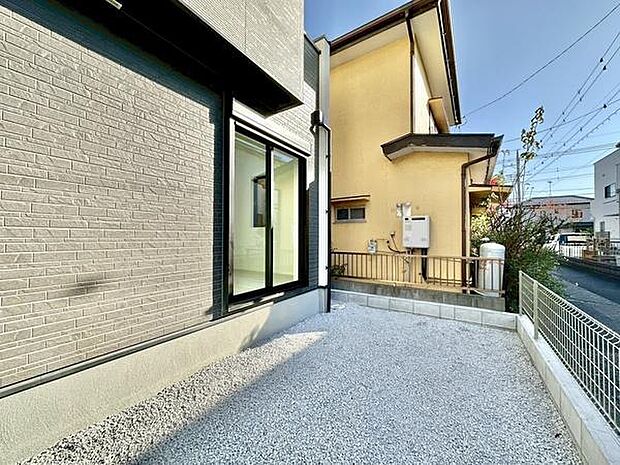 全居室南向きの間取りは、やわらかな陽だまりに包まれる心地よさ。朝から夕方まで自然光がたっぷり入り、毎日を明るく穏やかに彩ってくれます。