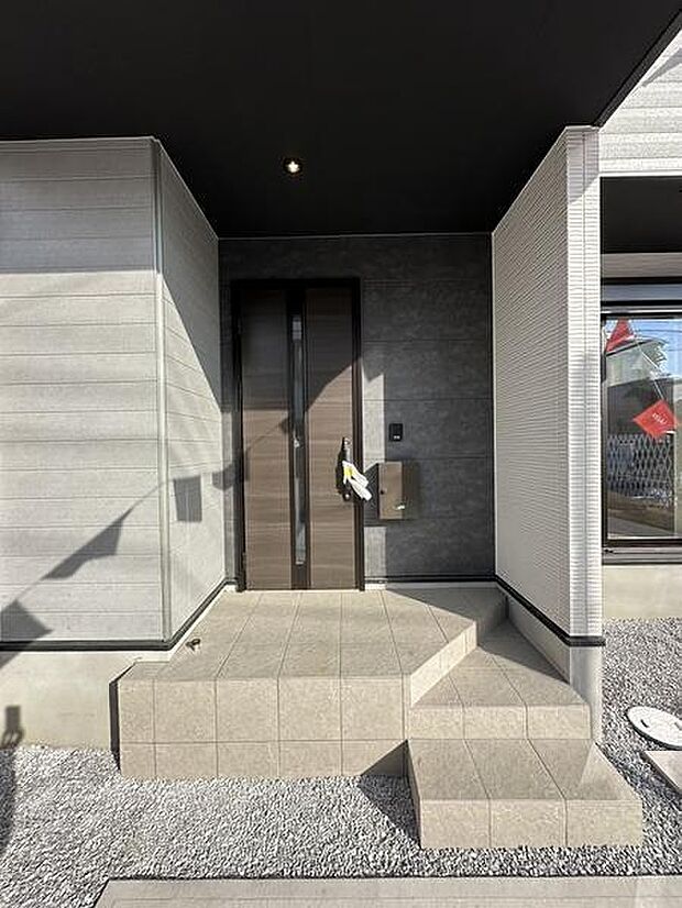 玄関スペースが広くスムーズに出入りができます。シンプルな外観デザインが印象的です。軒がしっかりしており雨の日も安心して利用できます。光の入り方が明るく清潔感のある印象を与えます。