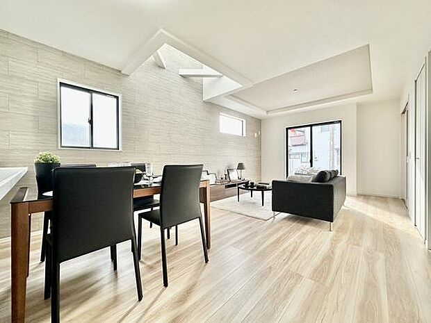 （LDK18.5帖）窓が複数あり開放感のある空間が広がっています。ナチュラルな床材が心地良い印象を与えます。壁のアクセントデザインが特徴的です。