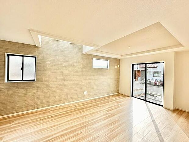 （LDK18.5帖）窓が複数あり開放感のある空間が広がっています。ナチュラルな床材が心地良い印象を与えます。壁のアクセントデザインが特徴的です。