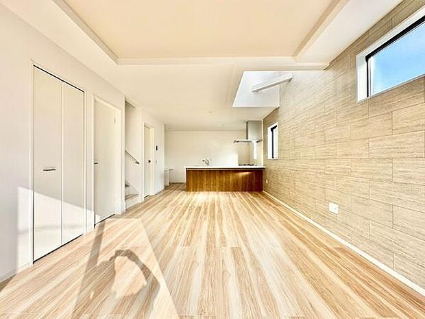 （LDK18.5帖）大きな窓から自然光がたっぷり差し込みます。壁面のデザインもシンプルですっきりとした印象です。キッチンとの繋がりも魅力の一つです。