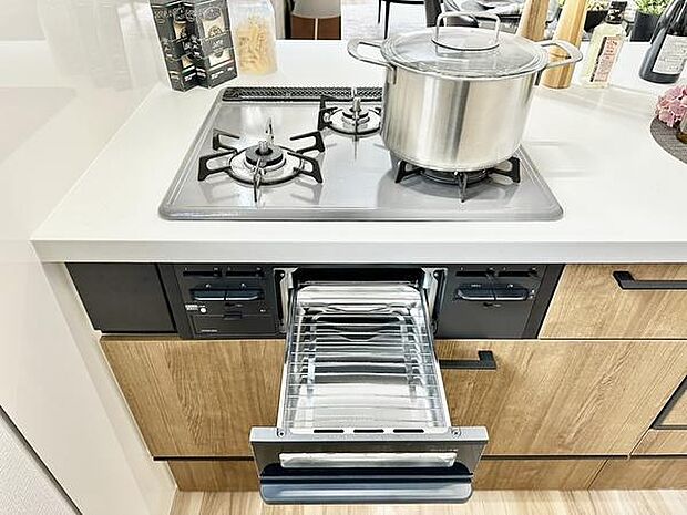 三口コンロが備え付けられており調理スペースを使いやすく工夫されています。シンプルなデザインでキッチンまわりがすっきりとしています。グリルも設置されておりさまざまな調理に対応できます。