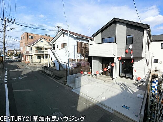 開放感のある配置で車両の出入りもスムーズです。周辺には新しい住宅が立ち並び落ち着いた雰囲気が広がっています。住環境を重視される方におすすめの立地です。