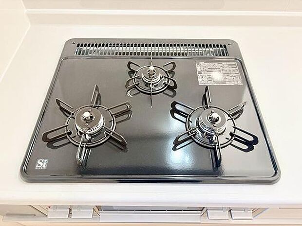 三口コンロ仕様で調理の幅が広がります。シンプルなデザインでお手入れがしやすいガスコンロです。空間にすっきりと馴染む上品な印象が特徴です。使い勝手の良い配置も魅力です。