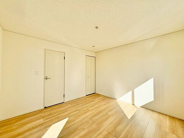 【8帖】明るい光が差し込む室内はナチュラルな木目調の床が魅力です。シンプルな壁とドアが空間を広く感じさせます。収納スペースもしっかり設けられています。落ち着いた雰囲気が特徴的です。