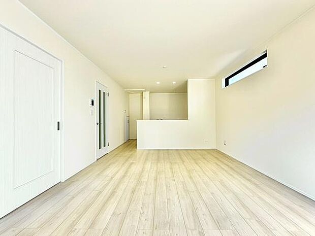 【16帖LDK】白を基調としたリビングは明るく開放的な雰囲気が広がります。大きな窓から自然光がたっぷりと入ります。フローリングの色合いが空間をより広く感じさせます。