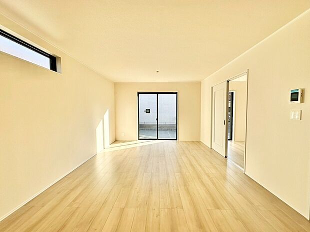 【16帖LDK】明るい陽射しが差し込むリビングはナチュラルなフローリングが印象的です。大きな窓から自然光を取り入れやすく室内が爽やかに保たれます。