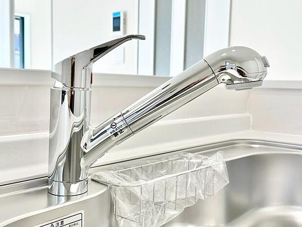 キッチンの水栓は使いやすさが魅力です。シンプルなデザインが空間にすっきりとした印象を与えます。衛生面でも便利にお使いいただけます。鏡面仕上げで清潔感があります。