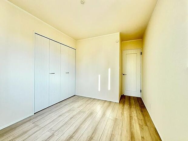 【6.06帖LDK】大型のクローゼットが備わっており収納も十分に確保されています。ホワイトと木目調のコントラストが空間をすっきりと見せてくれます。