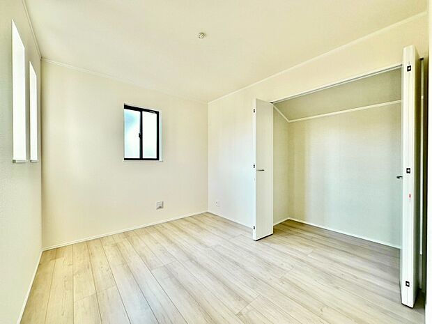 【5.75帖LDK】明るい色合いのフローリングが特徴的な寝室です。二面採光で自然光が入りやすくクローゼットも設置されています。シンプルな内装なので様々な家具とも合わせやすい空間です。