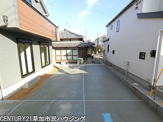 広々とした駐車スペースが確保されています。出入りしやすい配置となっています。コンクリート舗装でメンテナンスも比較的手軽です。玄関から駐車場までの動線も短く快適です。駐車場の使い勝手が良好です。