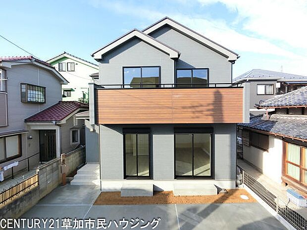 スタイリッシュな外観が目を引く住宅です。広々としたバルコニーが魅力のひとつです。大きな窓から光がたっぷりと差し込みます。駐車スペースもしっかり確保されています。周囲との距離も十分にとられた配置です。