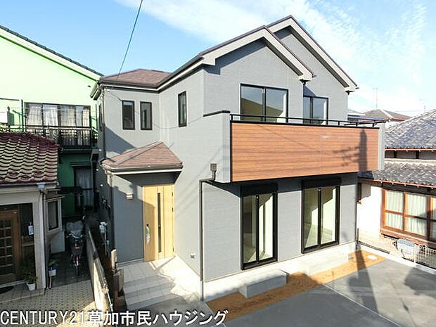 バルコニー部分に木目調のデザインを採用し、ナチュラルで温かみのある外観に仕上がっています。落ち着いた雰囲気が住宅全体にアクセントを加え、上質感のある印象を演出します。