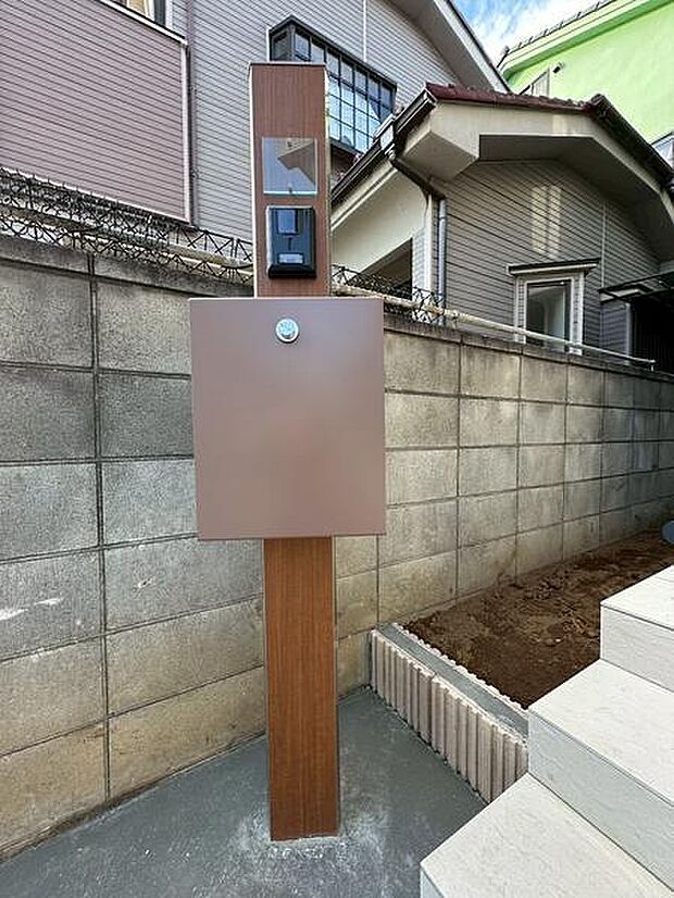 スタイリッシュなデザインの門柱が外観に調和した印象を与えます。表札やインターホンが設置されており利便性に配慮された設備です。ポストも一体型で使い勝手が良いです。耐久性のある素材を使用しています。