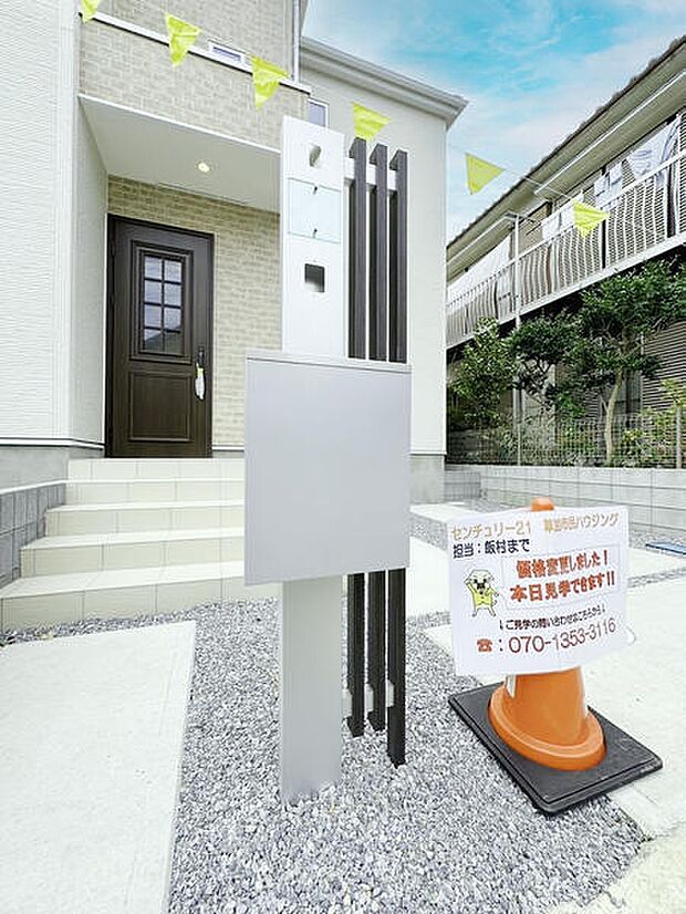 玄関へ続く階段には手すりを設置。安全性と利便性を兼ね備えた仕様です。