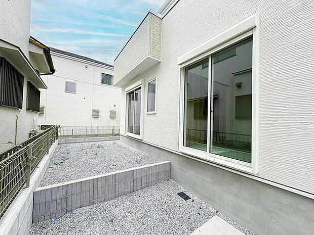 お庭スペースとして利用可能です。ガーデニング、お子様の遊び場としてお使いいただけます。