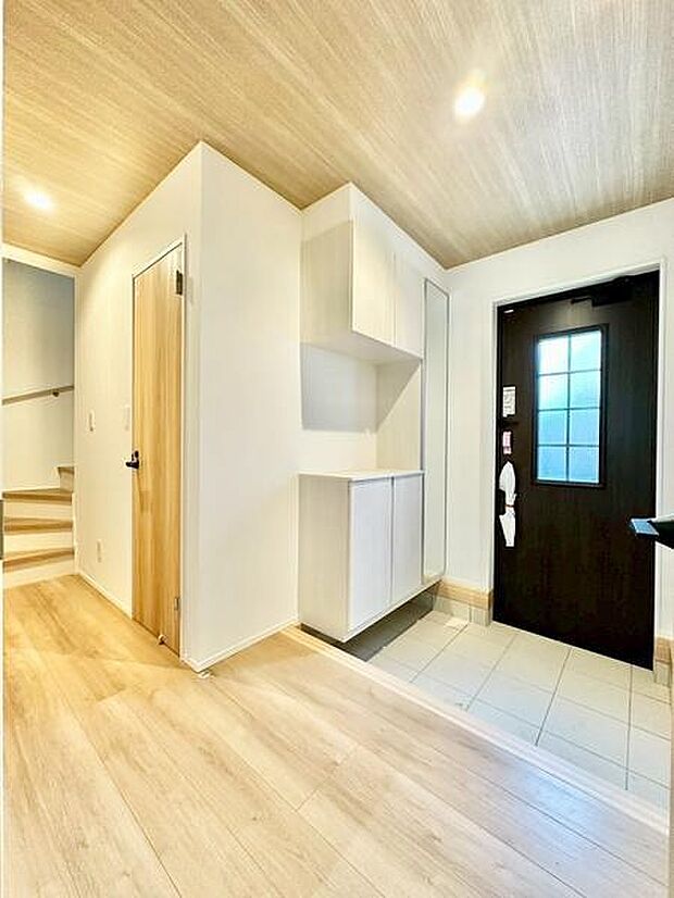 便利な収納棚とシューズクローク付き玄関。ベビーカーやゴルフ用品等もすっきり片付けられます。