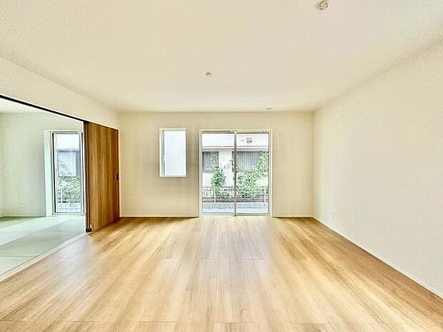 採光良好な南向きリビング。白い壁と天井で広く感じられ、家族の時間が自然に増える空間です。