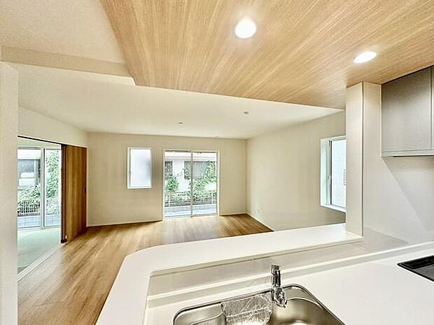 16帖の広々リビングをキッチンから見渡せます。ナチュラルな木目調フローリングが心地よい空間に。