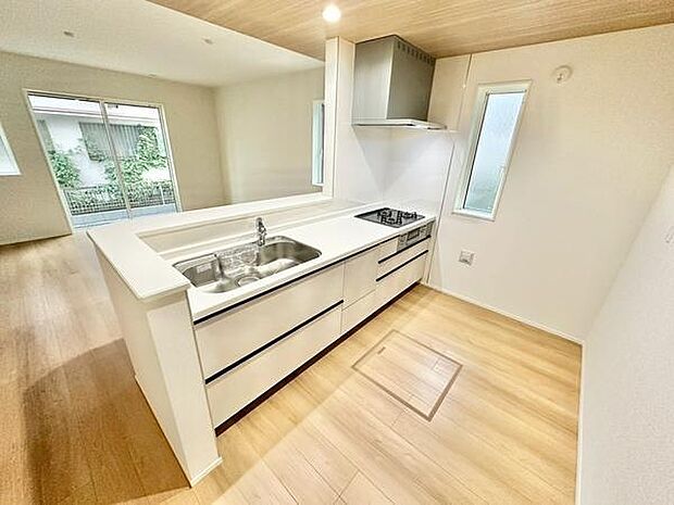 便利な引き出し収納付きカウンターキッチン。小窓から換気でき、快適に調理できます。